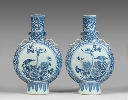 CHINE, Canton - Vers 1900 
Pair of large porcelain gourds decorated in blue underglaze...