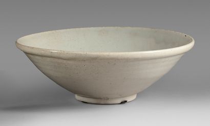 CHINE, Fours de Qingbai - Époque Song (960-1279) A white glazed stoneware flared...