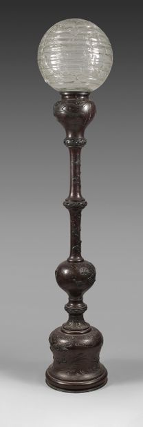 JAPON - Epoque MEIJI (1868-1912) Important lampadaire en bronze à patine brune, à...