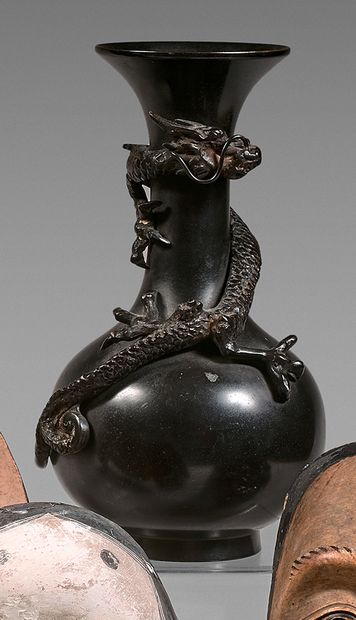 JAPON - Epoque MEIJI (1868-1912) A brown patina bronze globular vase with a flared...