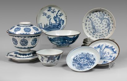 VIETNAM - XIXe siècle Ensemble en porcelaine à décor en bleu sous couverte comprenant...