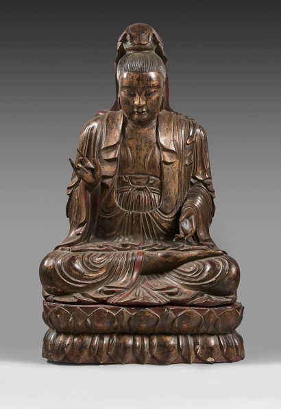 CHINE - XXe siècle Statue de Guanyin en bois laqué or et rouge assise en padmasana...