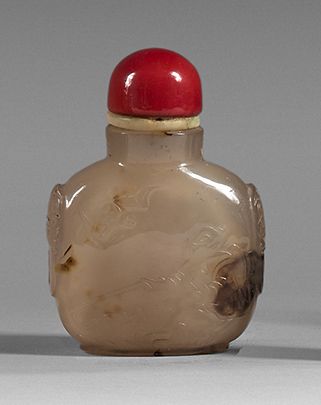 CHINE - XIXe siècle Rectangular snuffbox bottle in grey agate with incised decoration...