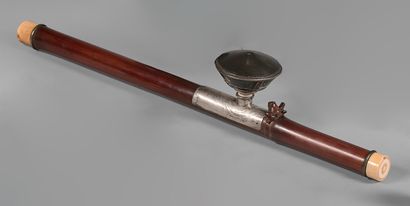 CHINE - Vers 1900 
NOT COMING 

Bamboo opium pipe, the mouthpieces in ivory, the...
