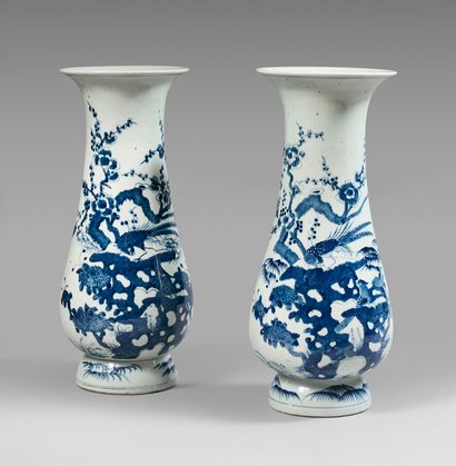 JAPON - Epoque MEIJI (1868-1912) Paire de vases cornets pansus, le col évasé, en...