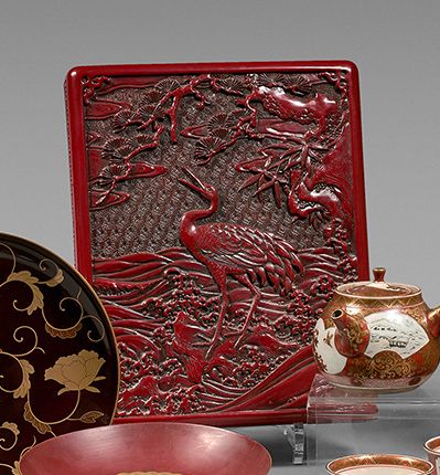 JAPON - XXe siècle Tsuichu lacquer Suzuribako with carved decoration of a crane on...