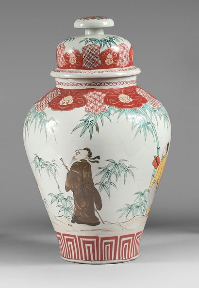JAPON, Imari - Époque MEIJI (1868-1912) An octagonal porcelain vase decorated in...
