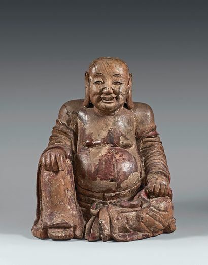 CHINE - XIXe siècle Statuette de budai en bois sculpté à traces de polychromie, assis...