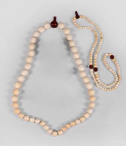 CHINE - Début du XXe siècle Deux colliers de mandarin en ivoire, l'un de 108 perles,...