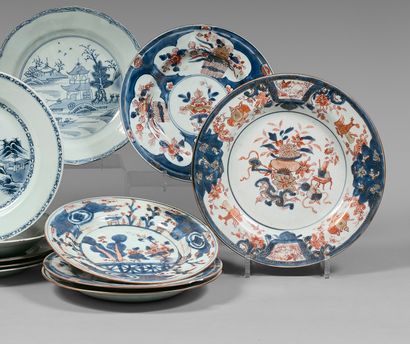 CHINE - Époque KANGXI (1662-1722) Five porcelain plates decorated in blue underglaze,...