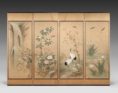 JAPON - Epoque MEIJI (1868-1912) Paravent à quatre feuilles, encre polychrome sur...