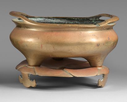 CHINE - Vers 1900 Brûle-parfum tripode en bronze à deux anses, reposant sur un socle...