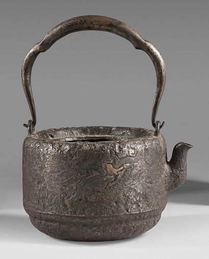 JAPON - Epoque MEIJI (1868-1912) Cast iron tetsubin teapot with shibuichi and gilt...