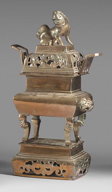 CHINE - Vers 1900 Brûle-parfum quadripode en bronze doré, la panse flanquée de deux...
