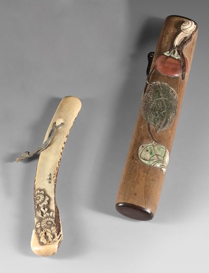 JAPON - Epoque MEIJI (1868-1912) Deux kiseruzutsu, l'un en corne de cerf sculptée...