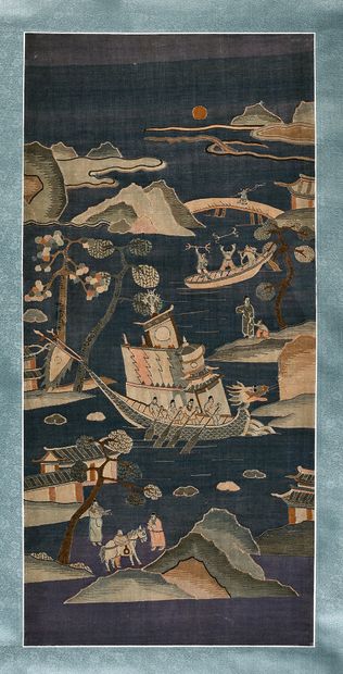 CHINE - XXe siècle Panneau en kesi, représentant la fête du bateau du dragon.
(Monté...