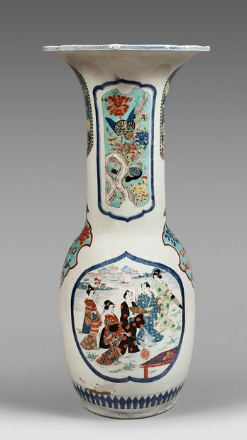 JAPON - XXe siècle Grand vase balustre à col polylobé et évasé, en porcelaine à décor...