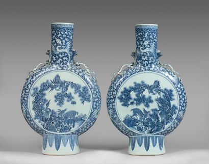 CHINE, Canton - Vers 1900 
Paire de grandes gourdes en porcelaine à décor en bleu...