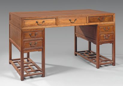 CHINE - XIXe siècle Travelling desk or three sections "shucho" in wood, the top opening...