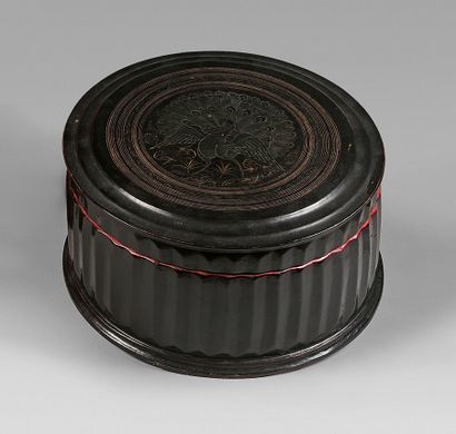 BIRMANIE - XXe siècle Betel box of circular form, in black lacquer, the lid engraved...