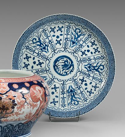 JAPON - Époque Showa (1926-1945) Grand plat en porcelaine à décor en bleu sous couverte...