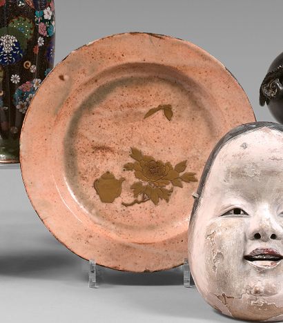JAPON - XIXE SIÈCLE Assiette en métal émaillé imitant le grès rose émaillé crème...