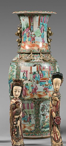 CHINE, Canton - Fin du XIXe siècle Grand vase à col évasé en porcelaine décorée en...