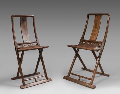 CHINE - Début du XXe siècle Paire de chaises pliantes en bois partiellement laqué...