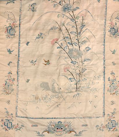 CHINE, Canton - Vers 1900 Panneau en soie écrue à décor brodé de fils polychromes...