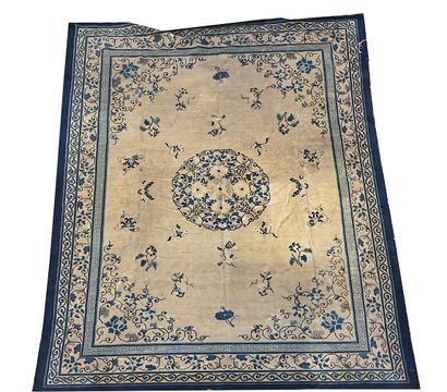 CHINE - XXe siècle Grand tapis en velours de laine bleu et blanc à décor de semis...