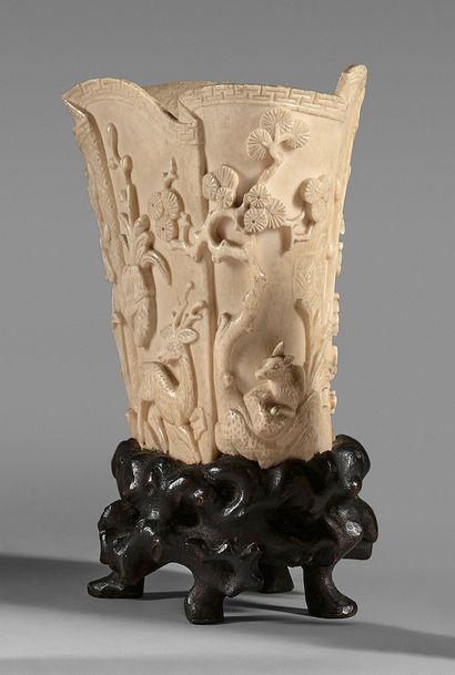 CHINE - XIXe siècle Vase en os en forme de tissu déplié à décor sculpté de daim sous...