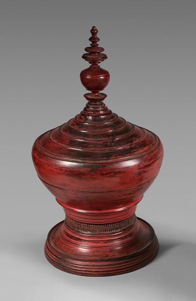 BIRMANIE - XXe siècle Red lacquered wood baluster betel box.
Height : 74 cm - Diameter...