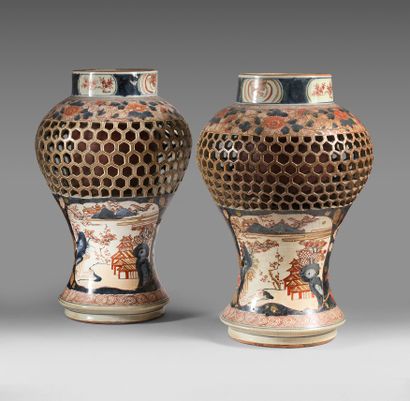 JAPON, Imari - Époque Edo (1603-1868), XVIIIe siècle A pair of porcelain baluster...