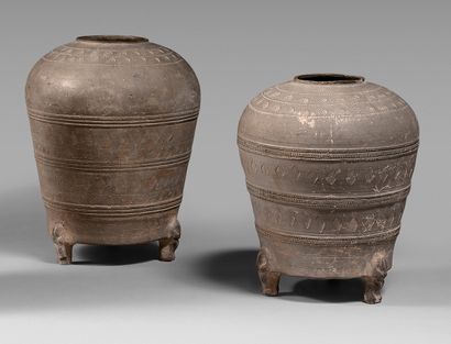 CHINE - Époque Han (206 av. J.-C. - 220 ap. J.-C.) Deux pots tripodes en terre cuite,...