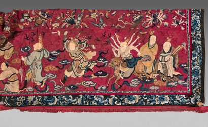 CHINE - XIXe siècle Ensemble de deux panneaux de décoration de lit, en soie rouge...