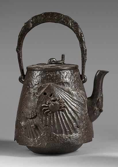 JAPON - Epoque MEIJI (1868-1912) A cast iron tetsubin teapot with scattered shells...