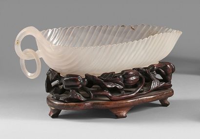 CHINE - XXe siècle Agate cup in the shape of a leaf, the handle supporting a mobile...