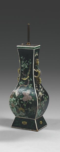 CHINE - XIX e siècle Vase de forme balustre et rectangulaire en porcelaine émaillée...