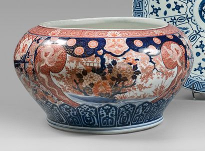 JAPON, Imari - Époque Taisho (1912-1926)/Époque Showa (1926-1945) Large porcelain...