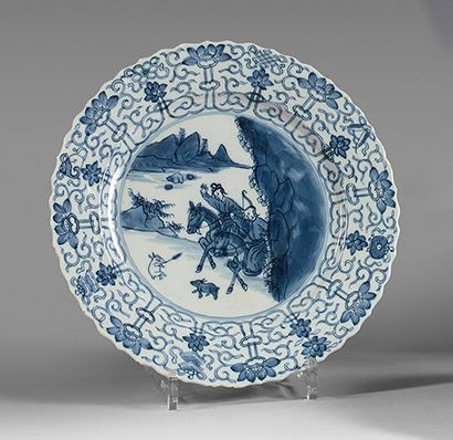 CHINE - Époque KANGXI (1662-1722) Porcelain plate decorated in blue underglaze with...
