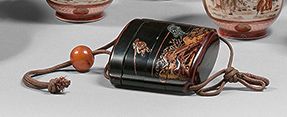 JAPON - Époque EDO (1603-1868) Black lacquer inro with three compartments, decorated...