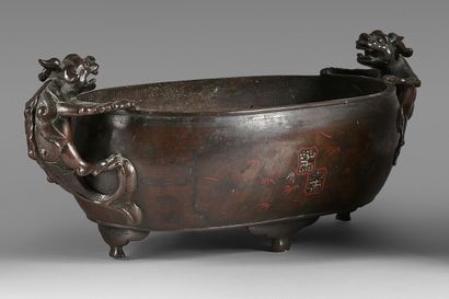 VIETNAM - Vers 1900 An oval planter in bronze with a brown patina inlaid with copper...