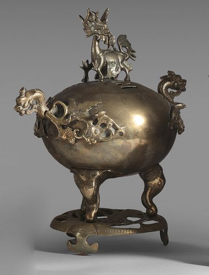 VIETNAM - Vers 1900 Brûle-parfum tripode en bronze doré, les anses en forme de dragons,...