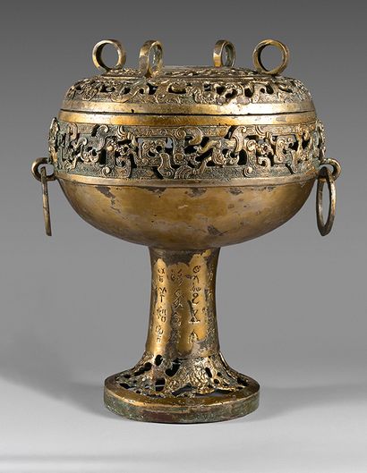 CHINE - Moderne Dou" type ormolu incense burner, two handles forming a taotie mask...