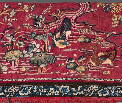 CHINE - XIXe siècle Ensemble de deux panneaux de décoration de lit, en soie rouge...