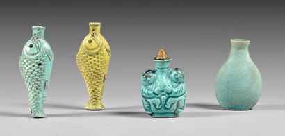 CHINE - Fin du XIXe/XXe siècle Quatre flacons tabatières, deux en porcelaine moulée...
