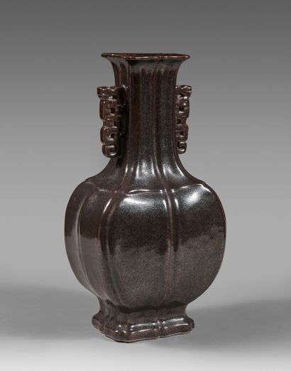 CHINE - XIXe siècle Grand vase balustre en porcelaine émaillée brun à côtes, le col...