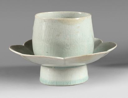 CHINE, Fours de Qingbai - Époque Song (960-1279) A white glazed stoneware bowl holder...