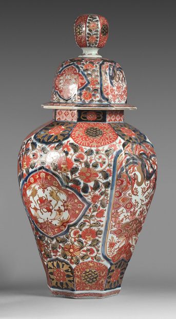 JAPON, Imari - Époque MEIJI (1868-1912) Potiche octogonale à pans en porcelaine à...