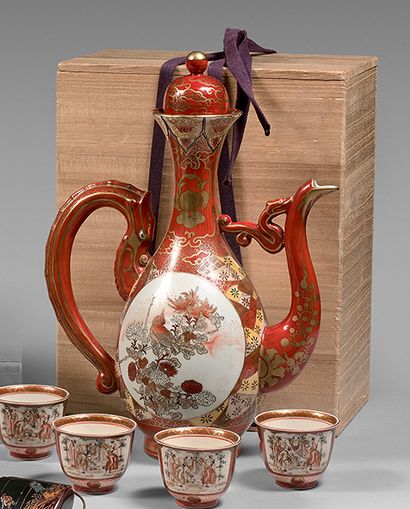 JAPON, Fours de Kutani - XXe siècle 
Verseuse en porcelaine à décor en rouge de fer...